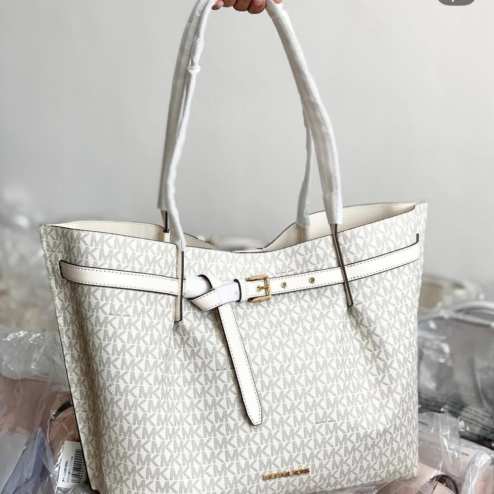 Michael Michael Kors

EMILIA LARGE LOGO TOTE BAG
